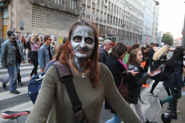 Maquillaje de chica como un zombie mirando a la cámara — Foto de Stock