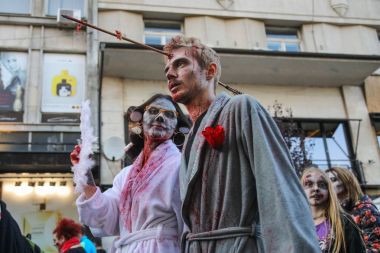 Grup insanlar makyaj bir zobies gibi