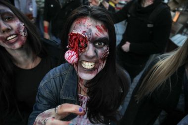 Grup insanlar makyaj bir zobies gibi