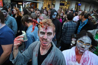 Grup insanlar makyaj bir zobies gibi