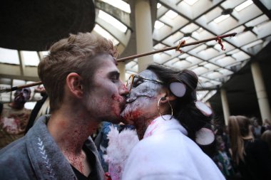 Zombi maskeleri ile sevgi dolu çift öpüşme