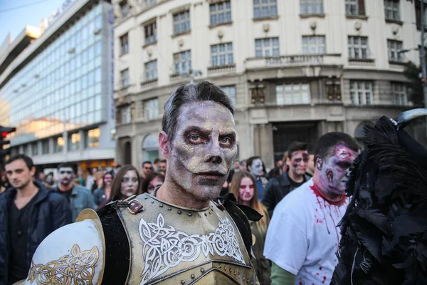 Grup insanlar makyaj bir zobies gibi