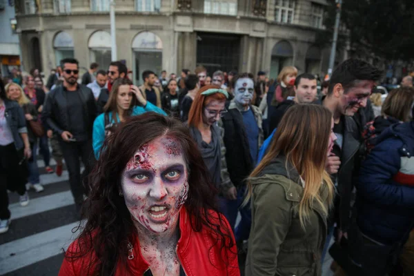 Grup insanlar makyaj bir zobies gibi