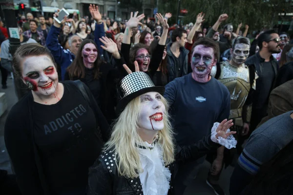 Grup insanlar makyaj bir zobies gibi