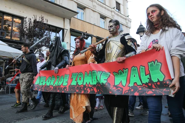 Grup insanlar makyaj bir zobies gibi