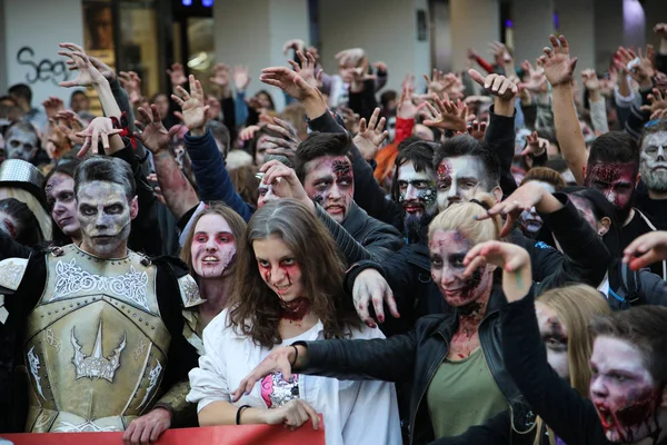 Grup insanlar makyaj bir zobies gibi