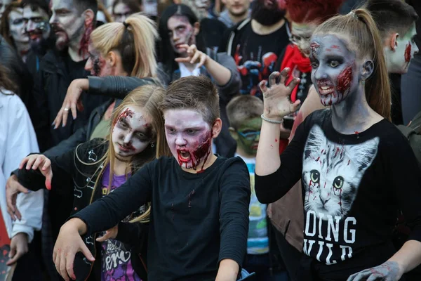 Grup insanlar makyaj bir zobies gibi