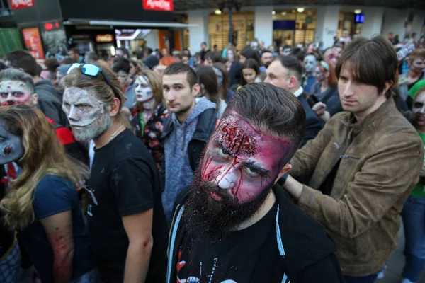 Grup insanlar makyaj bir zobies gibi