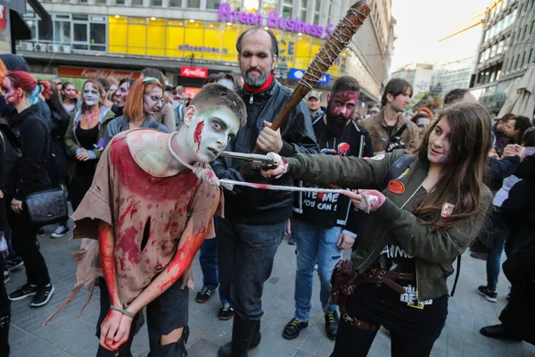 Grup insanlar makyaj bir zobies gibi