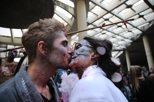 Zombi maskeleri ile sevgi dolu çift öpüşme