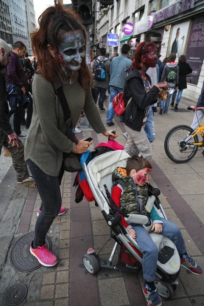 Mère avec le maquillage du fils comme un zombie — Photo