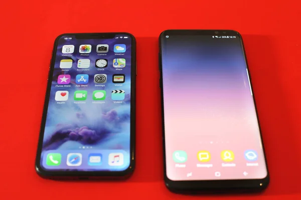 Nuevo Samsung S8 más una comparación de Iphone X — Foto de Stock