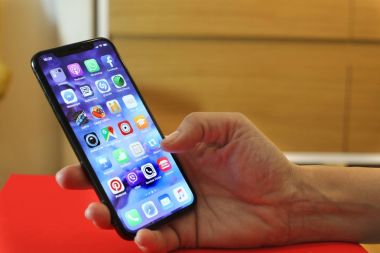Yeni Iphone X veya on tutan kadın