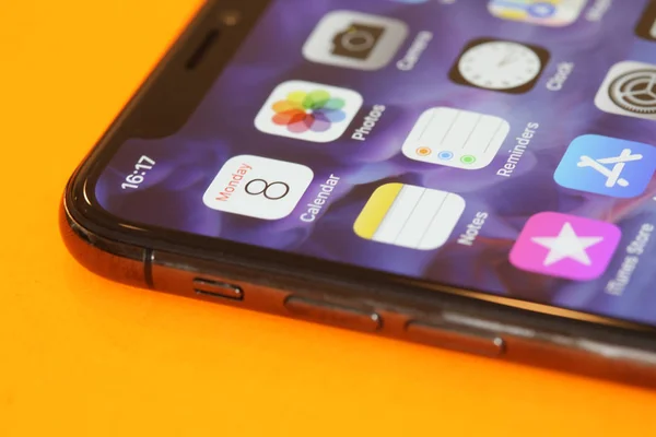 Nový Iphone X nebo deset na oranžové backaground — Stock fotografie