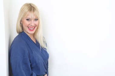 Mavi kimono giymiş sarışın beyaz kadın 