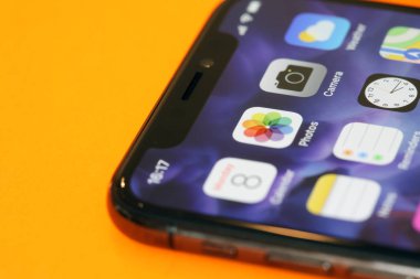 Yeni Iphone X veya portakal backaground on