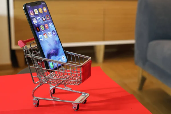 Nuevo Iphone X o diez carrito de compras — Foto de Stock