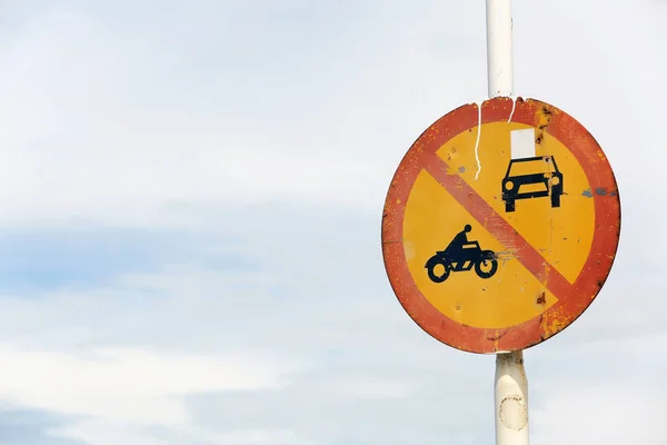 Vieux panneau de signalisation rouillé sur byroad — Photo