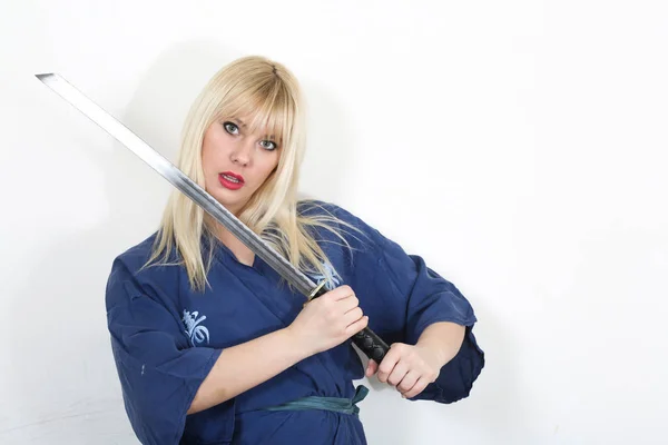 Caucasian woman wearing kimono and holding katana — Stock Photo, Image