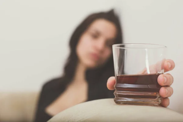 Frauen halten Glas Alkohol in der Hand — Stockfoto