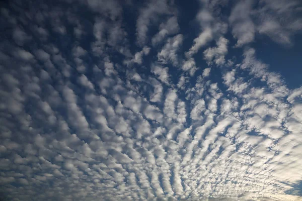 Goed geïmplementeerd wolken maken patroon op avondrood — Stockfoto