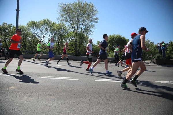 Competidores da 31st corrida internacional Maratona de Belgrado correr na rua da cidade — Fotografia de Stock