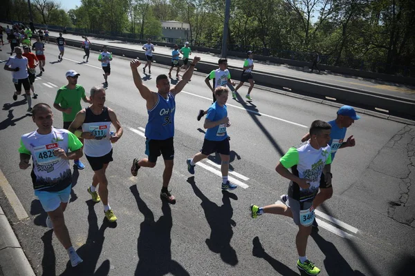 Competidores da trigésima primeira corrida internacional da Maratona de Belgrado atravessam a Ponte Brankov sobre o rio Sava — Fotografia de Stock