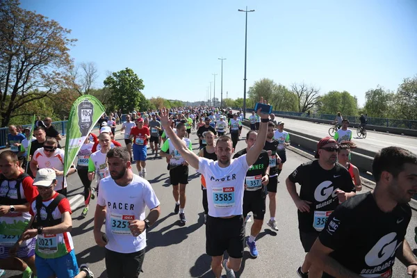 Competidores da 31st corrida internacional Maratona de Belgrado correr na rua da cidade — Fotografia de Stock