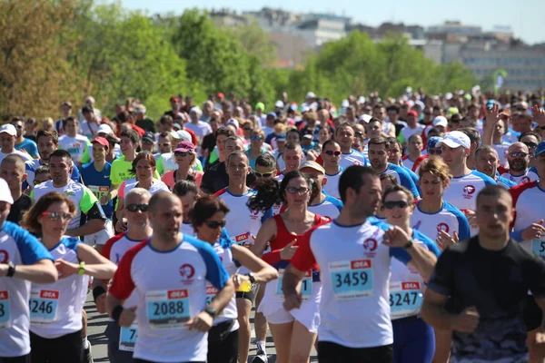 Concurrenten van de 31 internationale Belgrado marathon lopen over de Brankov-brug over de rivier de Sava — Stockfoto