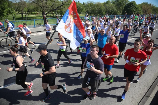 Competitors of the 31st international Belgrade Marathon race run on city street — Stock Photo, Image