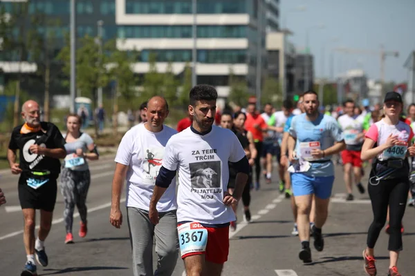 Competidores da 31st corrida internacional Maratona de Belgrado correr na rua da cidade — Fotografia de Stock