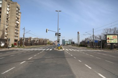 BELGRAD, SERBIA - 28 Mart 2020: Corona Virüsü tüm Sırbistan 'a yayılmaya devam ederken, hükümet koronavirüs hastalığının yayılmasını önlemek için sokağa çıkma yasağı uyguladı.