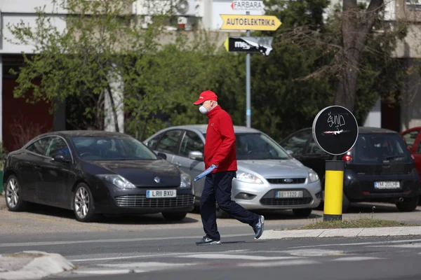 Belgrade Serbia Marzo 2020 Uomo Con Maschera Strada Mentre Virus — Foto Stock