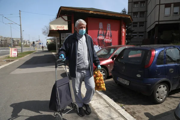 Belgrad Serbia Mart 2020 Maskeli Adam Bir Yay Taşıyor Corona — Stok fotoğraf