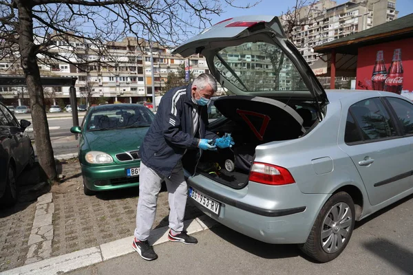 Belgrada Serbia Marzo 2020 Hombre Enmascarado Lleva Arco Medida Que — Foto de Stock