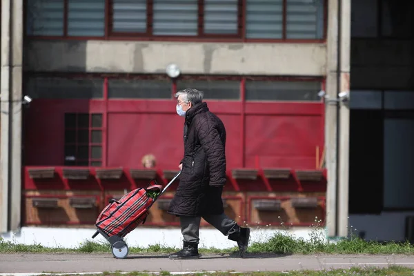Belgrad Serbia Mart 2020 Yaşlı Kadın Sokakta Corona Virüsü Sırbistan — Stok fotoğraf