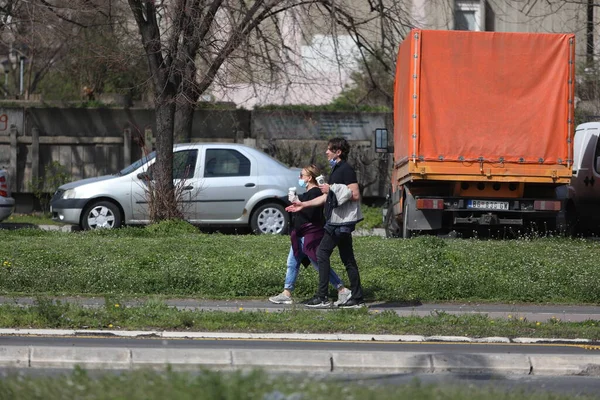 Belgrada Serbia Marzo 2020 Pareja Con Máscara Caminando Por Calle —  Fotos de Stock