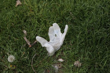 BELGRAD, SERBIA - Nisan 05, 2020: cerrahi ışıltı fırlatıldı. Corona virüsü Covid-19 'un yayılmasını engellemek için hafta sonu Sırbistan' da 40 saatlik sokağa çıkma yasağı uygulandı.