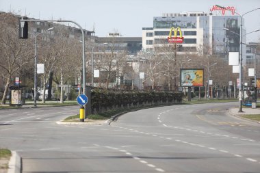 BELGRAD, SERBIA - 28 Mart 2020: boş cadde. Corona Virüsü tüm Sırbistan 'a yayılmaya devam ederken, hükümet koronavirüs hastalığının yayılmasını önlemek için sokağa çıkma yasağı koydu.