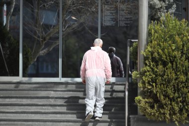 BELGRAD, SERBIA - 28 Mart 2020: koruyucu giysili adam. Corona Virüsü tüm Sırbistan 'a yayılmaya devam ederken, hükümet koronavirüs hastalığının yayılmasını önlemek için sokağa çıkma yasağı koydu.