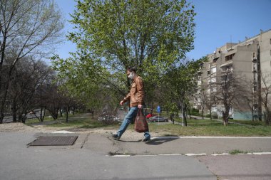 BELGRAD, SERBIA - 28 Mart 2020: Corona Virüsü tüm Sırbistan 'a yayılmaya devam ederken, hükümet koronavirüs hastalığının yayılmasını önlemek için sokağa çıkma yasağı koydu.