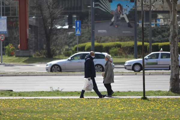 Belgrade Serbia Marzo 2020 Hombre Mujer Calle Medida Que Virus — Foto de Stock