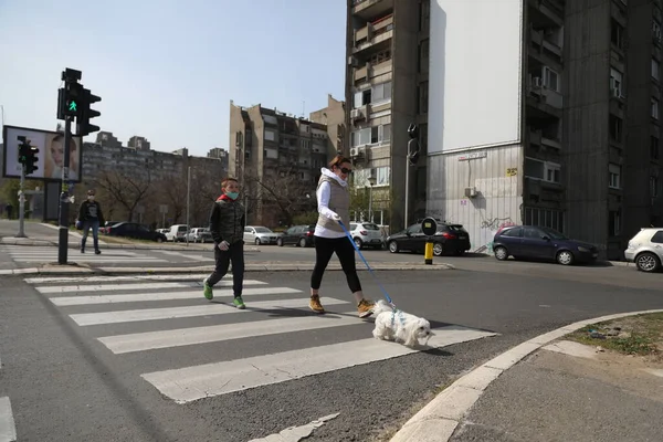 Belgrade Serbia Marzo 2020 Familia Calle Con Perro Medida Que —  Fotos de Stock
