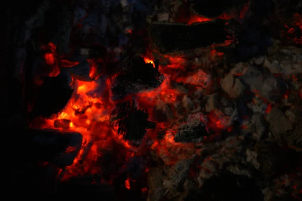 V noci doutnající uhlíky. Rostoucí dřevěné uhlí, Silvestrovská grilovací sezóna — Stock fotografie