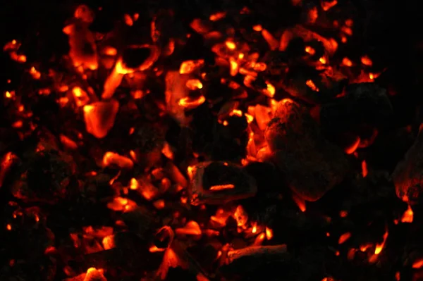 V noci doutnající uhlíky. Rostoucí dřevěné uhlí, Silvestrovská grilovací sezóna — Stock fotografie