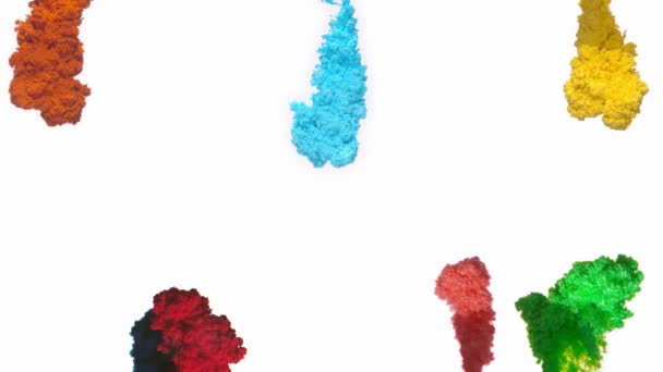 Цветные капли краски в воде в замедленной съемке . — стоковое видео