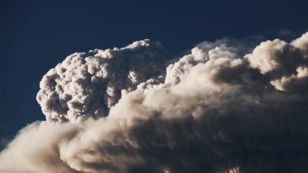 Volkan uyandı ve sıcak külleri fırlattı.. — Stok video