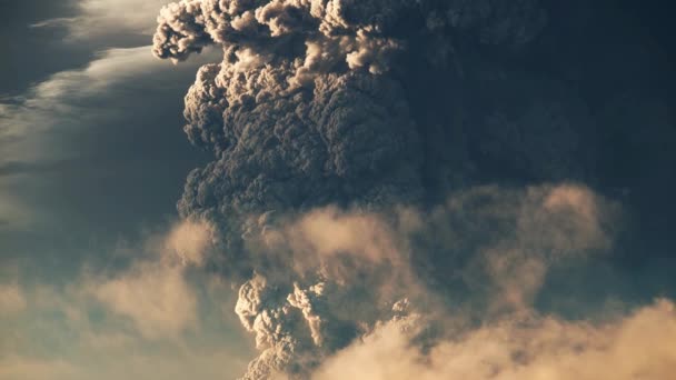 Gunung berapi itu terbangun dan melemparkan abu panas. — Stok Video