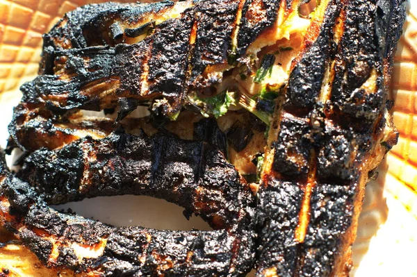 Peixe Fogueira Churrasco Peixe Frito Grelhado Nas Brasas Moribundas Livre — Fotografia de Stock