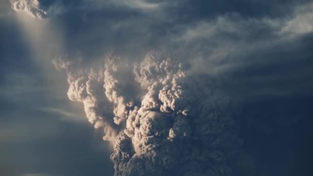 Le volcan s'est réveillé et jette des cendres chaudes — Video